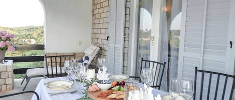 تناول الطعام بالخارج