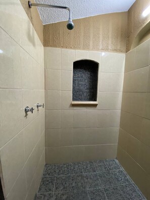 Sèche-cheveux, serviettes fournies, savon, papier toilette