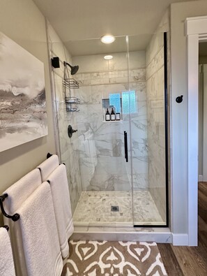 Shower, hair dryer, towels, soap - Newly Renovated 4 Bedroom, Quiet Country Home on 5 Acres in Edgewood, Sleeps 8 (Edgewood)