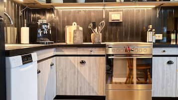 Frigorífico, microondas, horno y placa de cocina