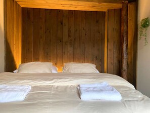 3 bedrooms, desk, WiFi, bed sheets