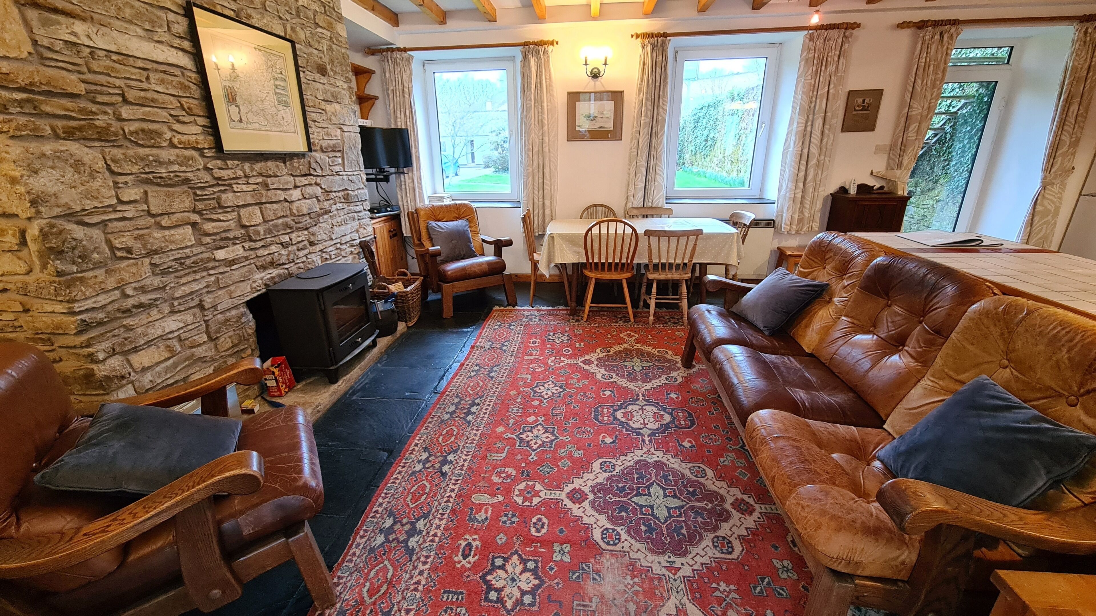 Riverside Retreat With Rustic Charm And A History Of Novels And Exploration - Bandon