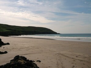 Une plage avec un rivage rocheux et des vagues.