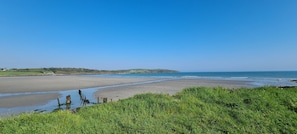 Beach nearby - Riverside retreat with rustic charm and a history of novels and exploration (Timoleague)