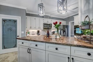 ثلاجة، ميكروويف، فرن، موقد طهي مسطح