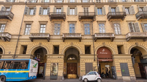 Un bâtiment historique doté de nombreux balcons, d’une entrée centrale avec une porte et d’une enseigne indiquant « Sant’Angelo ».