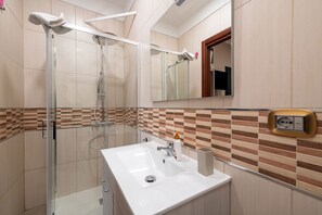 Shower, rainfall showerhead, free toiletries, hair dryer - Torino Station Relais (Turin)