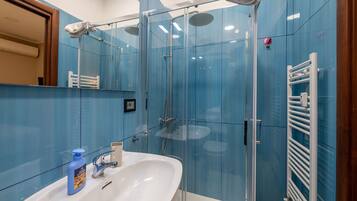 Douche, douche à « effet pluie », articles de toilette gratuits