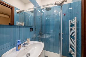 Shower, rainfall showerhead, free toiletries, hair dryer - Torino Station Relais (Turin)
