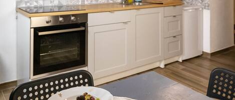 Kühlschrank, Ofen, Herdplatte, Wasserkocher