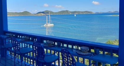 "Almost beachfront " Snorkeling & Kayaks across the street. 2 Bed 2 Bath Cottage