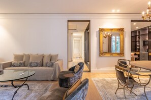 Living area - Luxury 3-Bed Apartment in Salamanca, Madrid (Madrid)