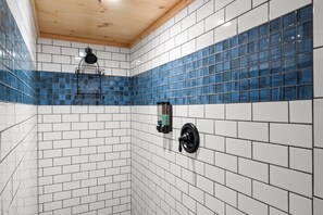 Douche, séchoir à cheveux, serviettes fournies, savon