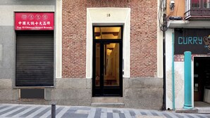 Fachada de edificio con un letrero rojo que indica 'Top 10 Chinese Hotpot Brands'.