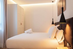 In-room safe, desk, laptop workspace, blackout drapes - Woohoo Rooms Boutique Luna (Madrid)