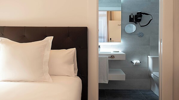 Deluxe Single Room | In-room safe, desk, laptop workspace, blackout drapes