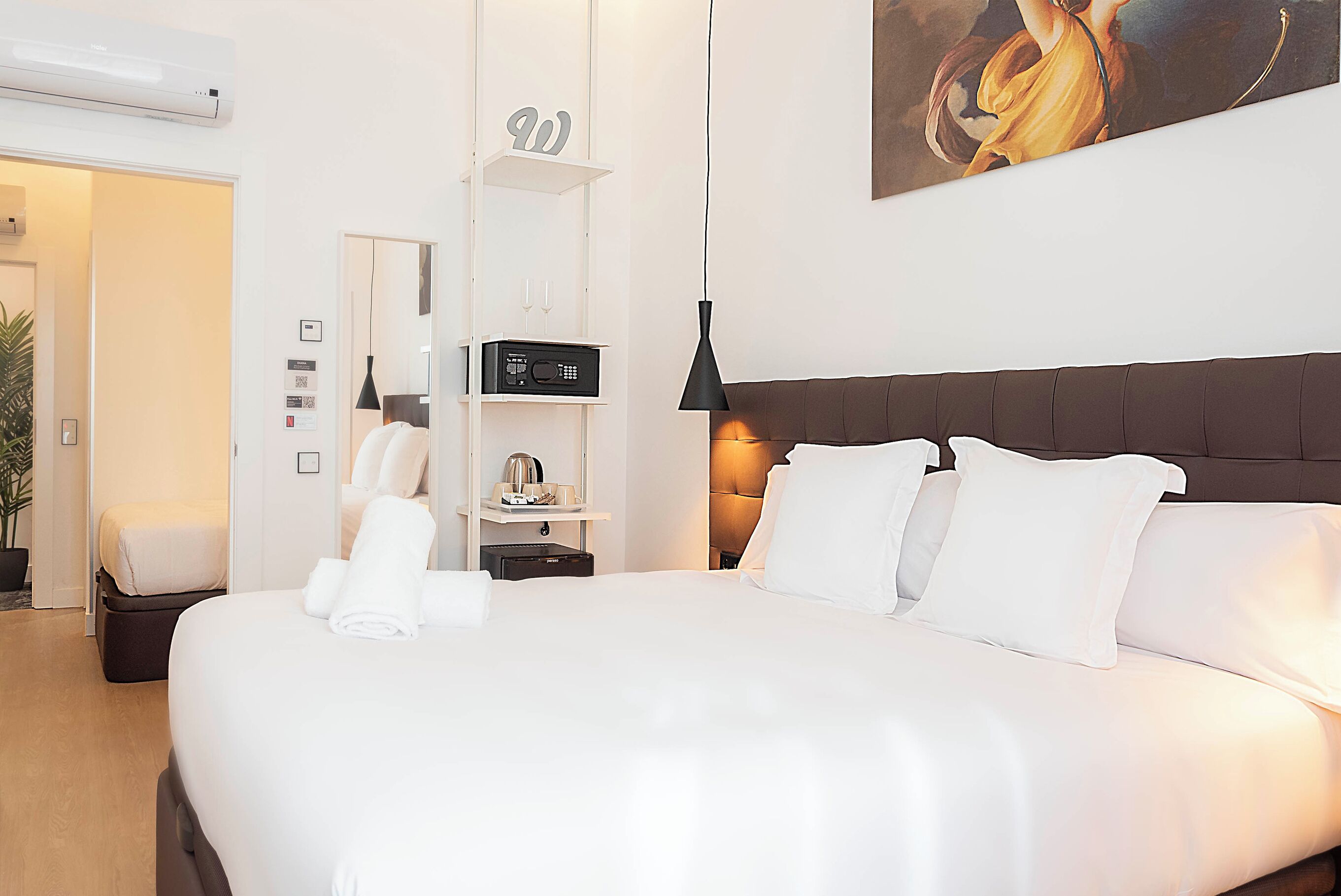 Familie suite, balkon | Een kluis op de kamer, een bureau, een laptopwerkplek