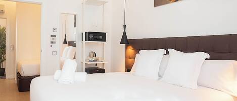 Suíte família, sacada | Cofres nos quartos, escrivaninha, espaço de trabalho para notebook