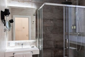Suite familiar, balcón | Baño | Ducha, secador de pelo, toallas y jabón