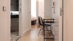 In-room safe, desk, laptop workspace, blackout drapes - Woohoo Rooms Boutique Luna (Madrid)
