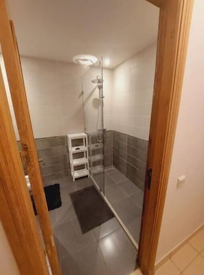 Haartrockner, Handtücher, Toilettenpapier