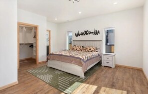 4 Schlafzimmer, Zimmersafe, Schreibtisch, BĂŒgeleisen/BĂŒgelbrett