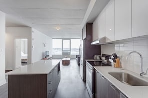 Refrigerador, microondas, horno, placa de cocina