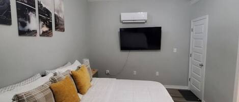 1 bedroom, desk, WiFi