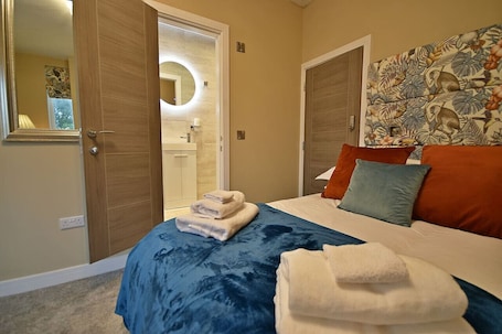 1 bedroom, desk, iron/ironing board, travel cot. The Amalfi Suite at Moat House