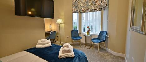 1 chambre, bureau, fer et planche à repasser, lit parapluie