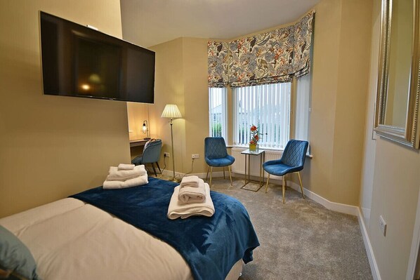 1 camera, una scrivania, ferro/asse da stiro, culla da viaggio