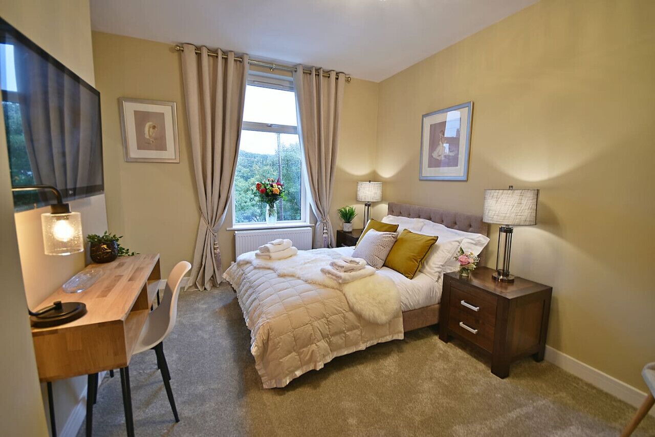 1 habitación, escritorio, tabla de planchar con plancha y cuna de viaje 