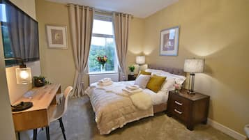 1 sovrum, skrivbord, strykjärn/strykbräda och resesäng