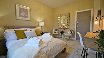 1 sovrum, skrivbord, strykjärn/strykbräda och resesäng