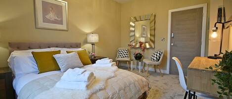 1 sovrum, skrivbord, strykjärn/strykbräda och resesäng