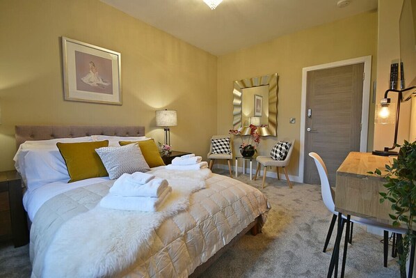 1 makuuhuone, työpöytä, silitysrauta/-lauta, vauvan matkasänky