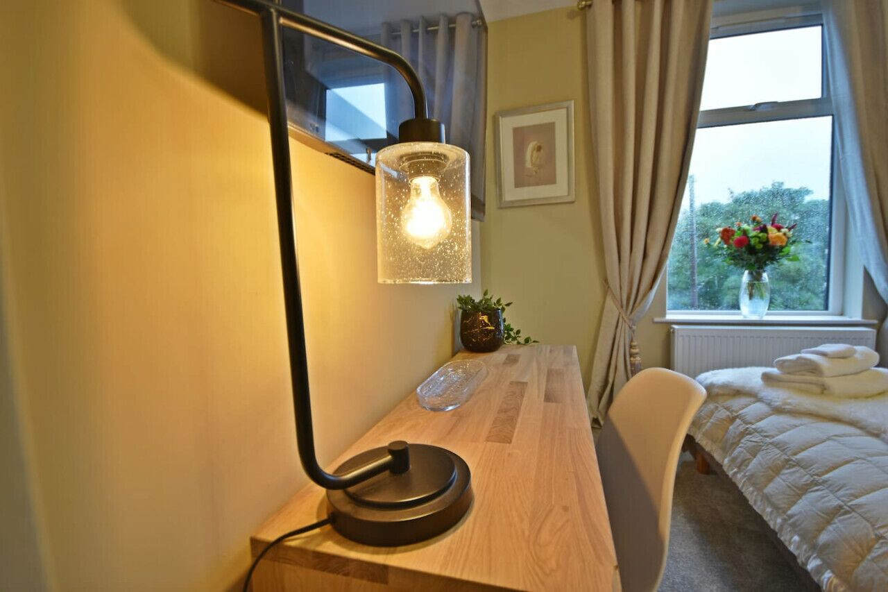 1 chambre, bureau, fer et planche à repasser, lit parapluie