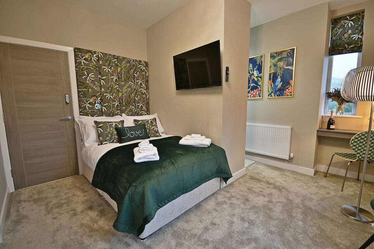 1 habitación, escritorio, tabla de planchar con plancha y cuna de viaje 