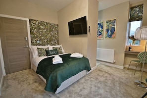 1 makuuhuone, työpöytä, silitysrauta/-lauta, vauvan matkasänky