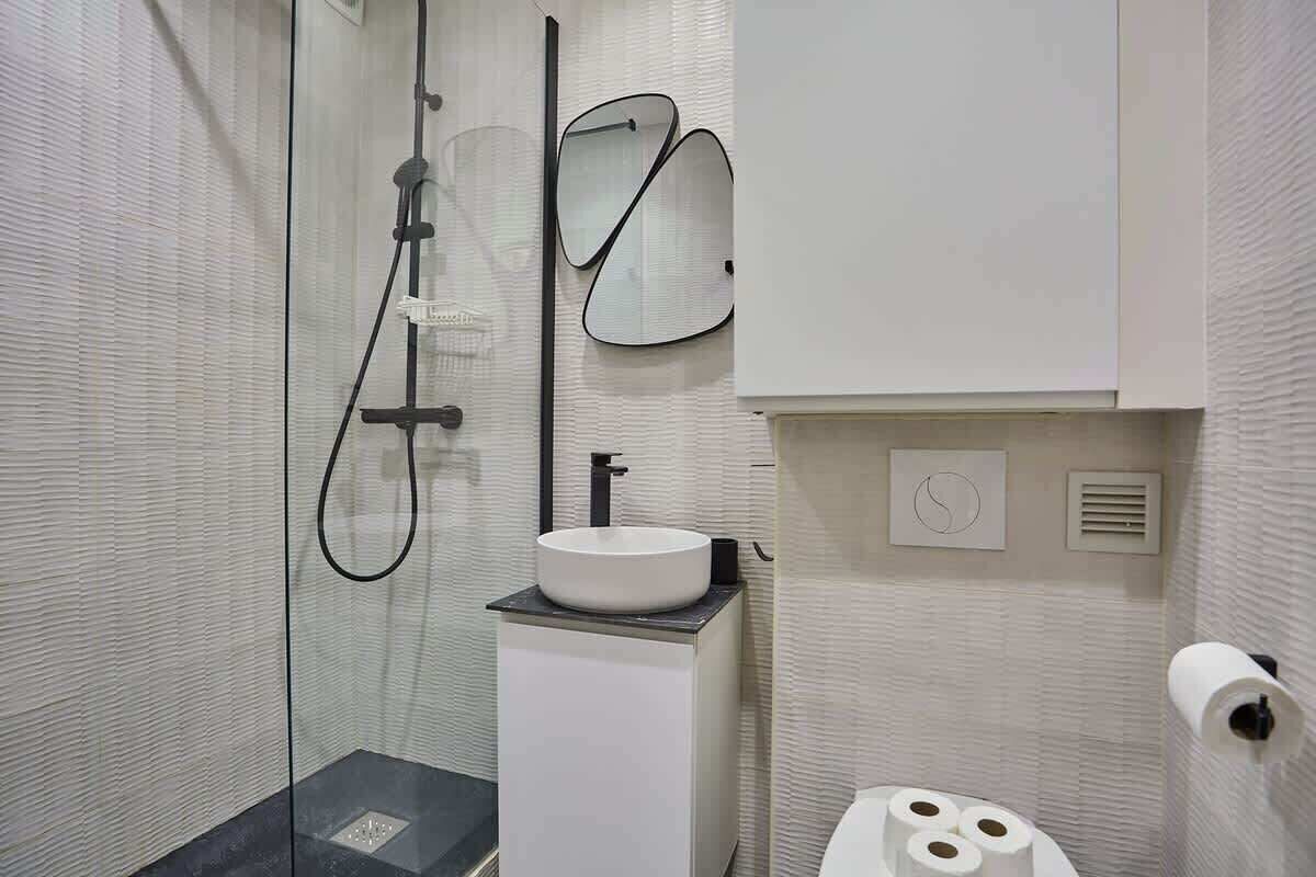 Suihku, hiustenkuivaaja, sampoo