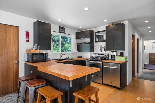 Fridge, microwave, oven, stovetop - Cozy home on private acreage,
 with a short walk to downtown Leavenworth. (Leavenworth)