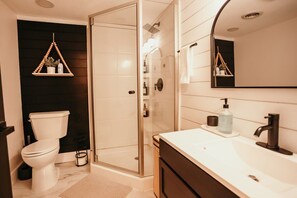 Regadera, secadora de cabello, toallas
