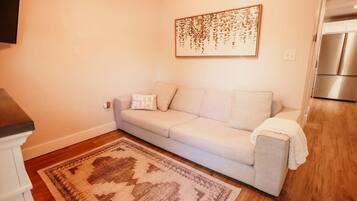 Een televisie, een open haard en een kantoor