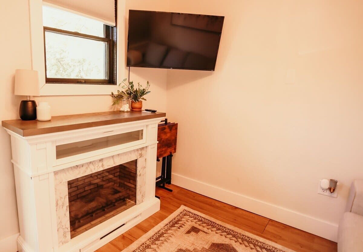 Televisión, chimenea y oficina 
