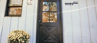 Adorable 2 bedroom place with private back patio