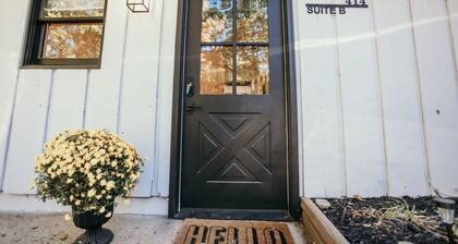 Adorable 2 bedroom place with private back patio