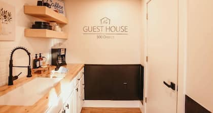 Adorable 2 bedroom place with private back patio