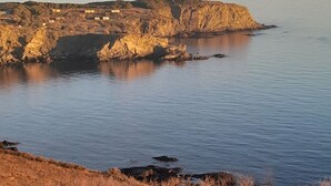 A coastal landscape with rocky terrain and a calm sea. - Studio a Cerbere au Calme (Cerbère)