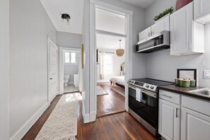 Een microgolfoven, een oven, een kookplaat