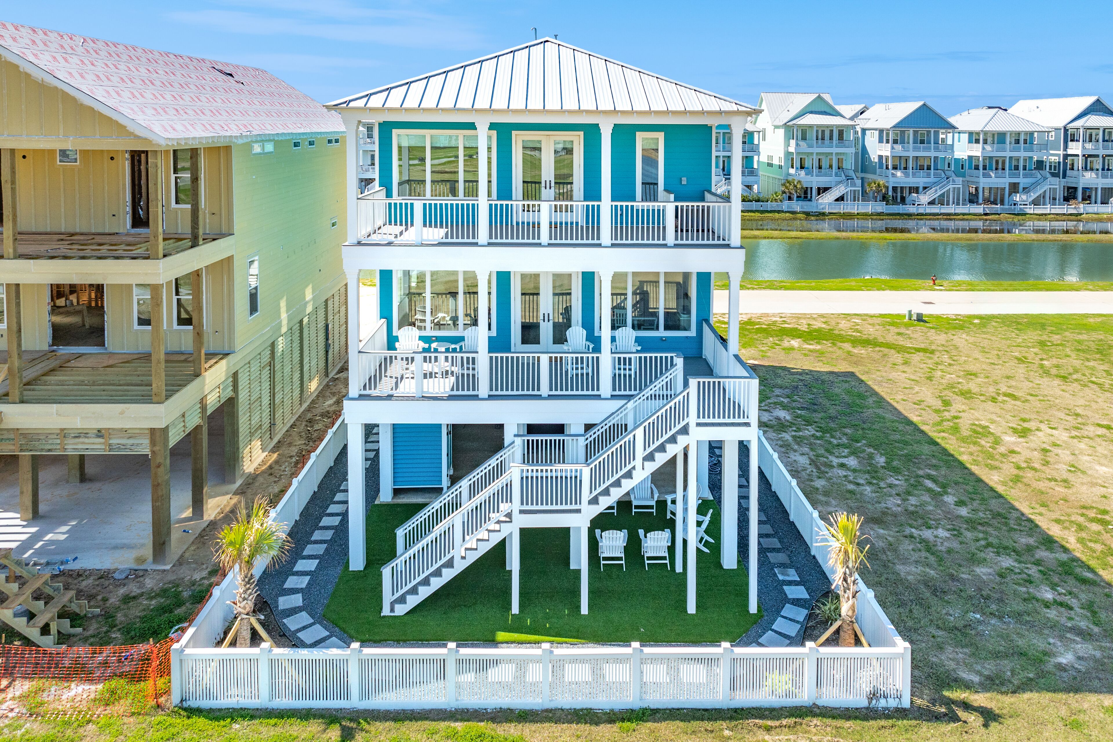 It's Time for a Happy Ohana! Dog Friendly, Fenced Yard, Short Walk to the Beach